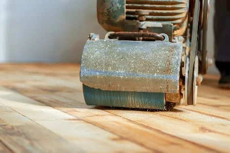 Schleifmaschine auf Holzboden